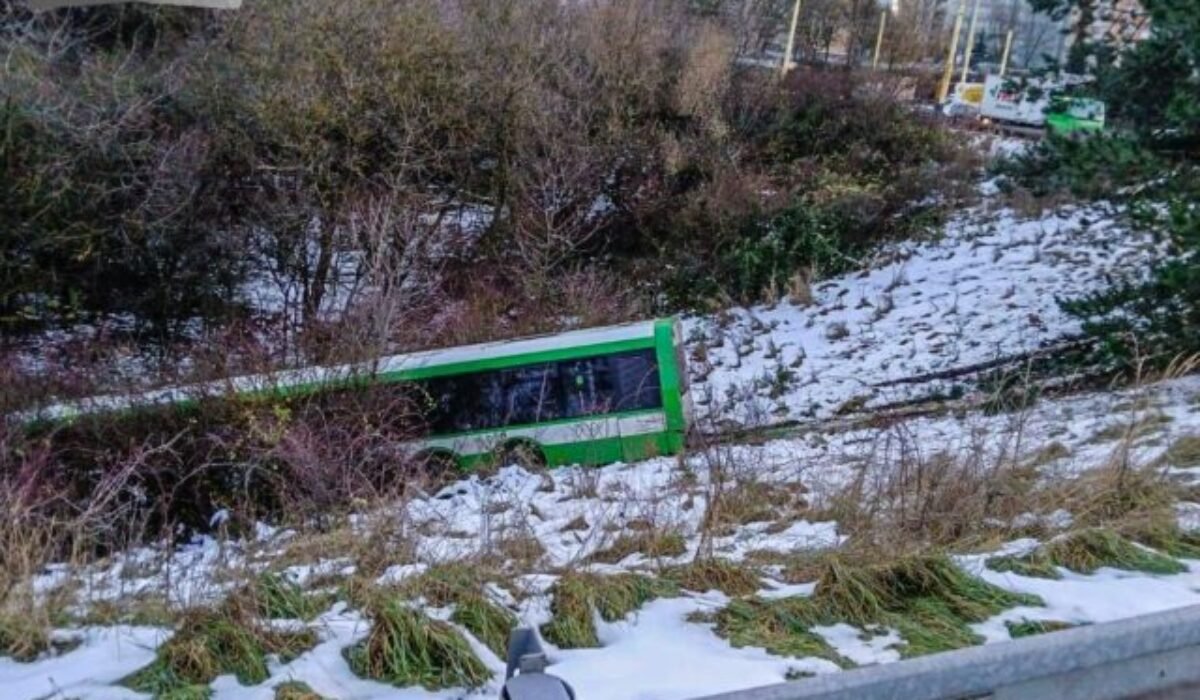 29700_nehoda-autobusu-v-kosiciach-stvrtok-27.-november-2025-640x420.jpg V Košiciach havaroval autobus MHD, prešiel do protismeru a zišiel dole svahom – FOTO