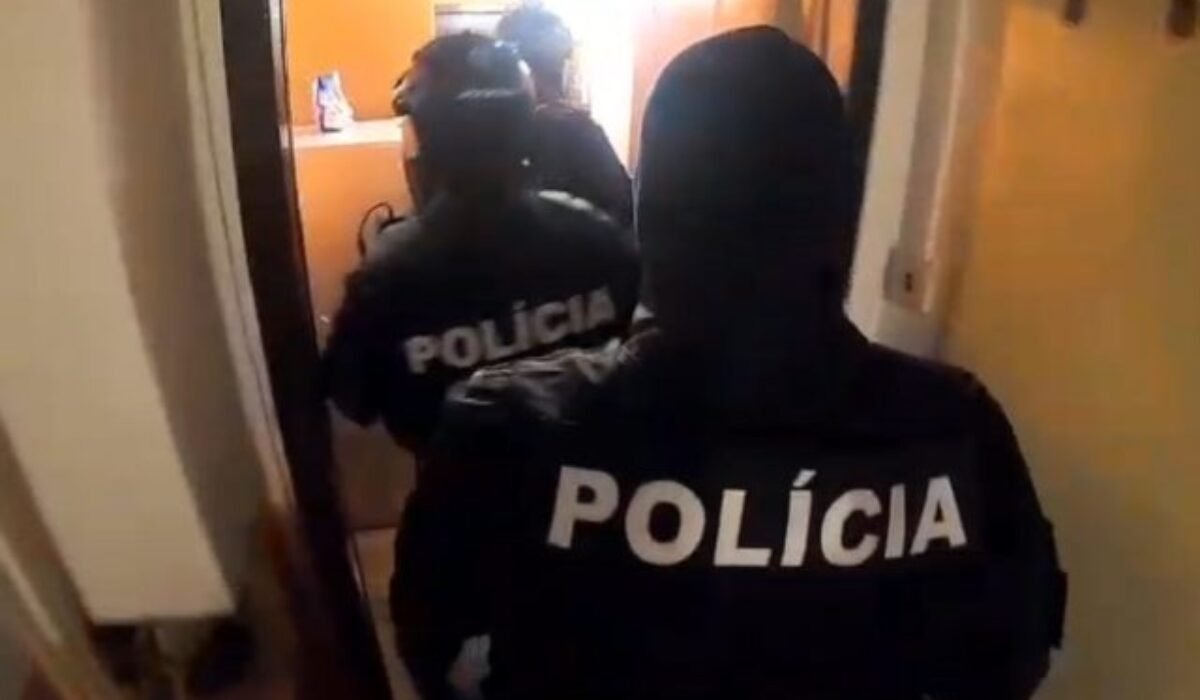 Národná protidrogová jednotka uskutočnila ďalšiu akciu, dvoch mužov obvinili z distribúcie kokaínu – VIDEO