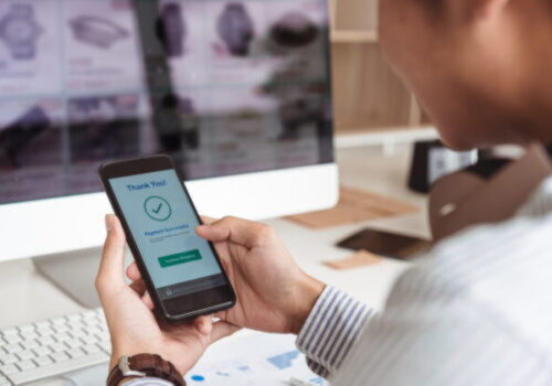 Prieskum Visa: Takmer polovica Slovákov sa počas nakupovania online stretla s podozrivými reklamami