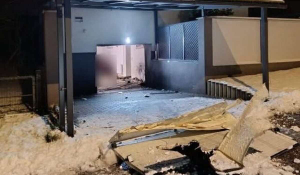 Polícia začala súvislosti s výbuchom bomby pred domom podnikateľa trestné stíhanie, odpálená bola zrejme na diaľku