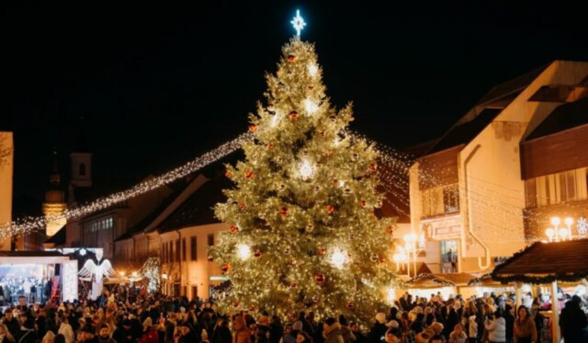 Centrum Trnavy žije adventnými trhmi, na Trojičnom námestí rozsvietili vianočný stromček
