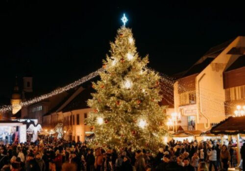 Centrum Trnavy žije adventnými trhmi, na Trojičnom námestí rozsvietili vianočný stromček