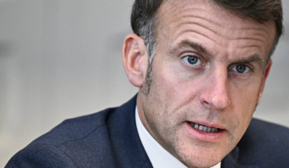 Macron bude so Zelenským diskutovať o podmienkach spravodlivého mieru