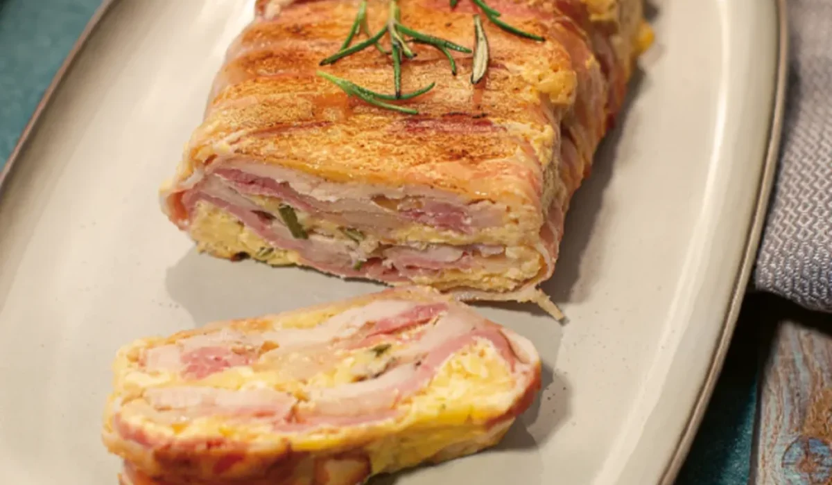 Šťavnatý vrstvený kurací zapekanec so syrom a slaninou