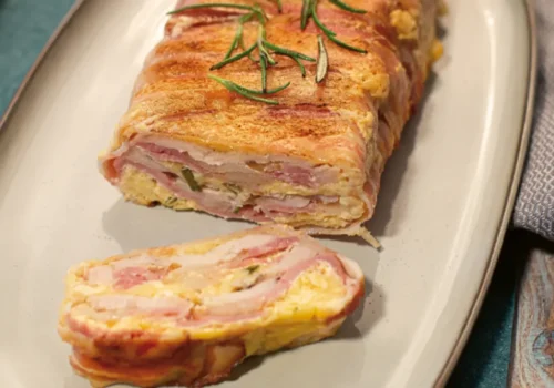 Šťavnatý vrstvený kurací zapekanec so syrom a slaninou