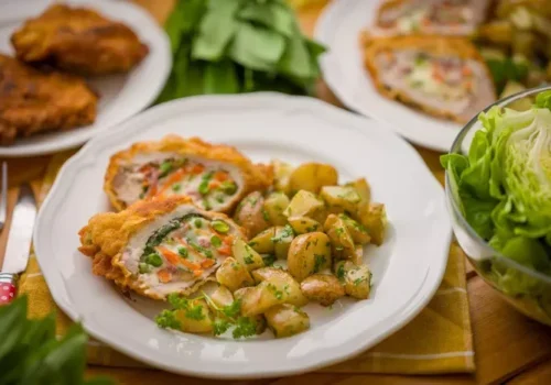 Plnená bravčová kapsa so syrom a petržlenovými novými zemiakmi