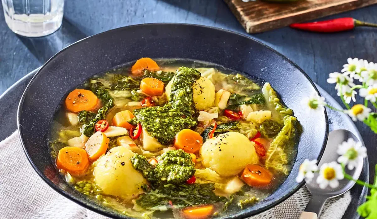 Zeleninový guláš s knedľami a pestom – teplo domova na tanieri