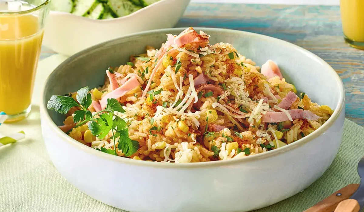 Rýchly syrovo-ryžový pokrm s kukuricou a šunkou – jednoduché a chutné jedlo pre celú rodinu