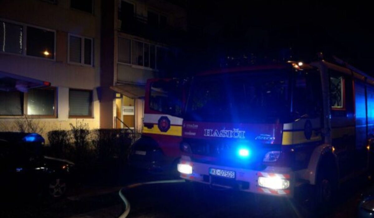 Požiar na desiatom poschodí bytového domu v Košiciach si vyžiadal jeden ľudský život – FOTO