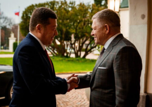 Fico privítal Okamuru. Skvelé stretnutie plné porozumenia a vzájomného rešpektu, tešil sa premiér