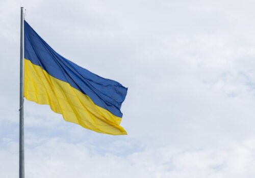 30061_gettyimages-2176137455-640x420.jpg Okamurovi pred domom opäť viala ukrajinská vlajka