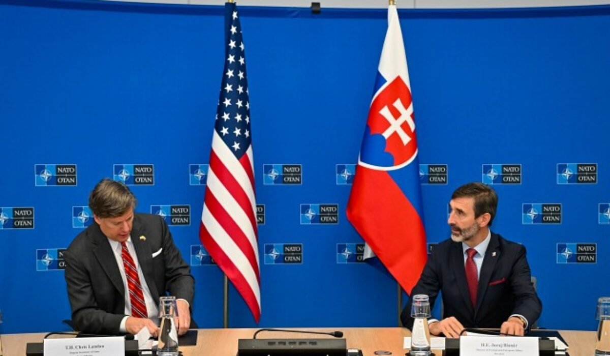 30180_blanar-landau2.jpg Slovensko je pripravené Ukrajine opäť poskytnúť pomoc, Blanár v rámci zasadnutia NATO rokoval aj s Landauom – FOTO