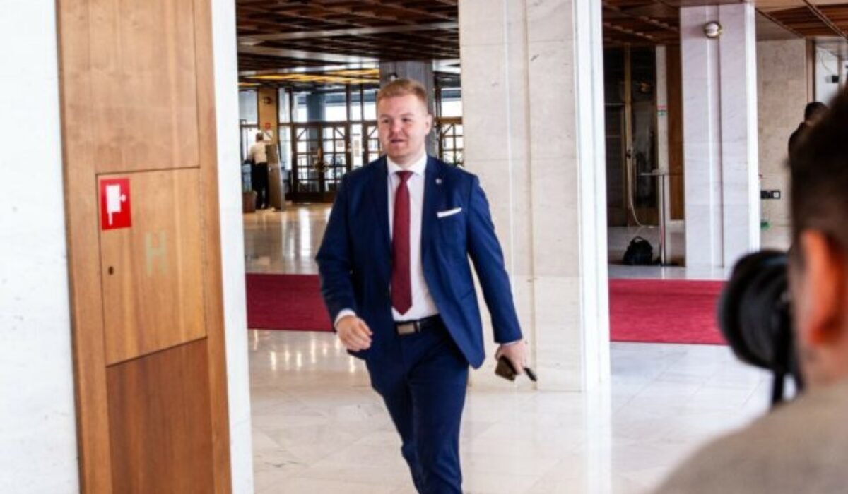 Politológ kritizuje Barteka za urážlivé vyjadrenie na adresu Františka Mikloška. Správa sa ako „drzý fracek“, zhodnotil