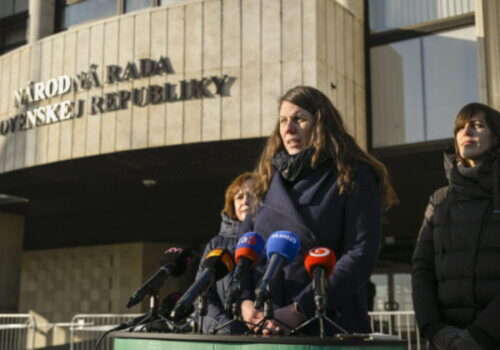 Návrh zákona o oznamovateľoch je aj po zmenách naďalej v rozpore s ústavou aj právom EÚ, varujú mimovládky