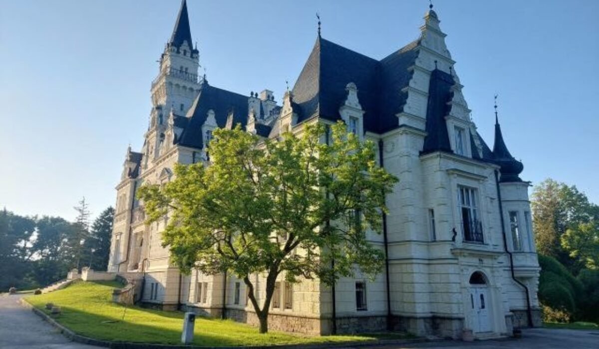 30258_budmericky-kastiel-640x420.jpg Do kaštieľa v Budmericiach zateká, v objekte prebiehajú nutné opravy a revitalizovať sa bude aj park