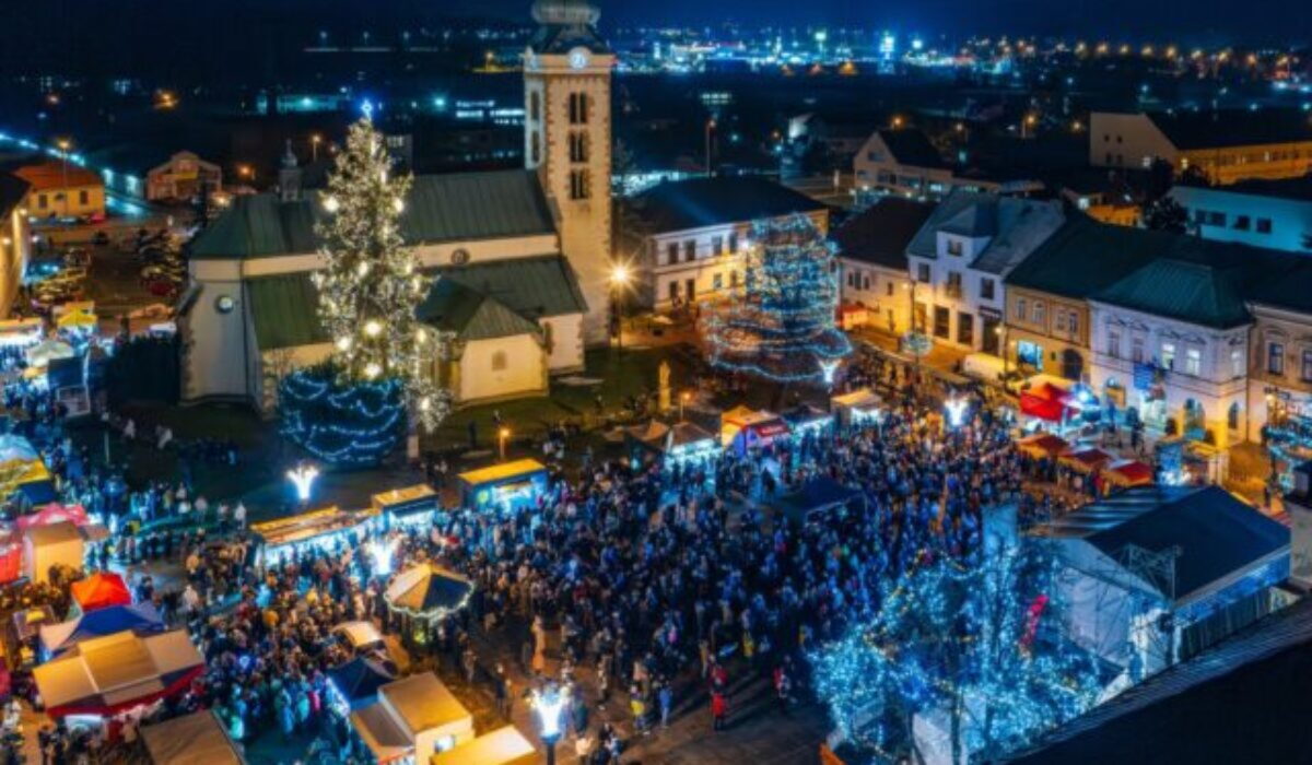 Liptovský Mikuláš prejde najväčšou sviatočnou premenou za roky, mesto zaplaví viac ako osem tisíc metrov svetelných reťazí – FOTO