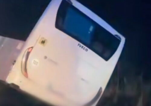 Autobus pri Lučenci vyšiel z cesty a skončil v priekope – VIDEO