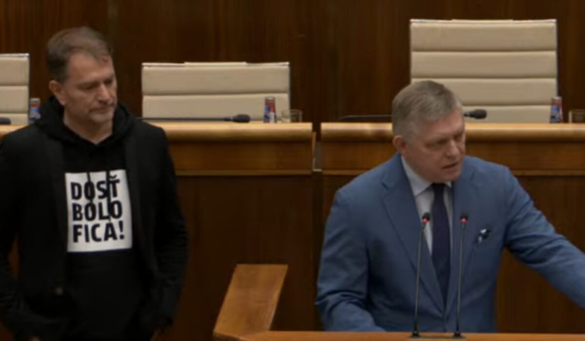 Matovič stál na Hodine otázok premiérovi za chrbtom, mal na sebe nápis „Dosť bolo Fica!“ – VIDEO