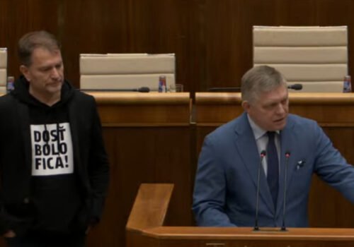 Matovič stál na Hodine otázok premiérovi za chrbtom, mal na sebe nápis „Dosť bolo Fica!“ – VIDEO