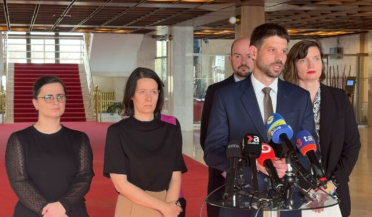 Koalícia chce prílepkom pomôcť Gašparovi, tvrdí opozícia a kritizuje aj trestanie spochybňovania Benešových dekrétov – VIDEO, FOTO