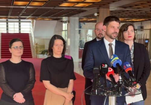 Koalícia chce prílepkom pomôcť Gašparovi, tvrdí opozícia a kritizuje aj trestanie spochybňovania Benešových dekrétov – VIDEO, FOTO