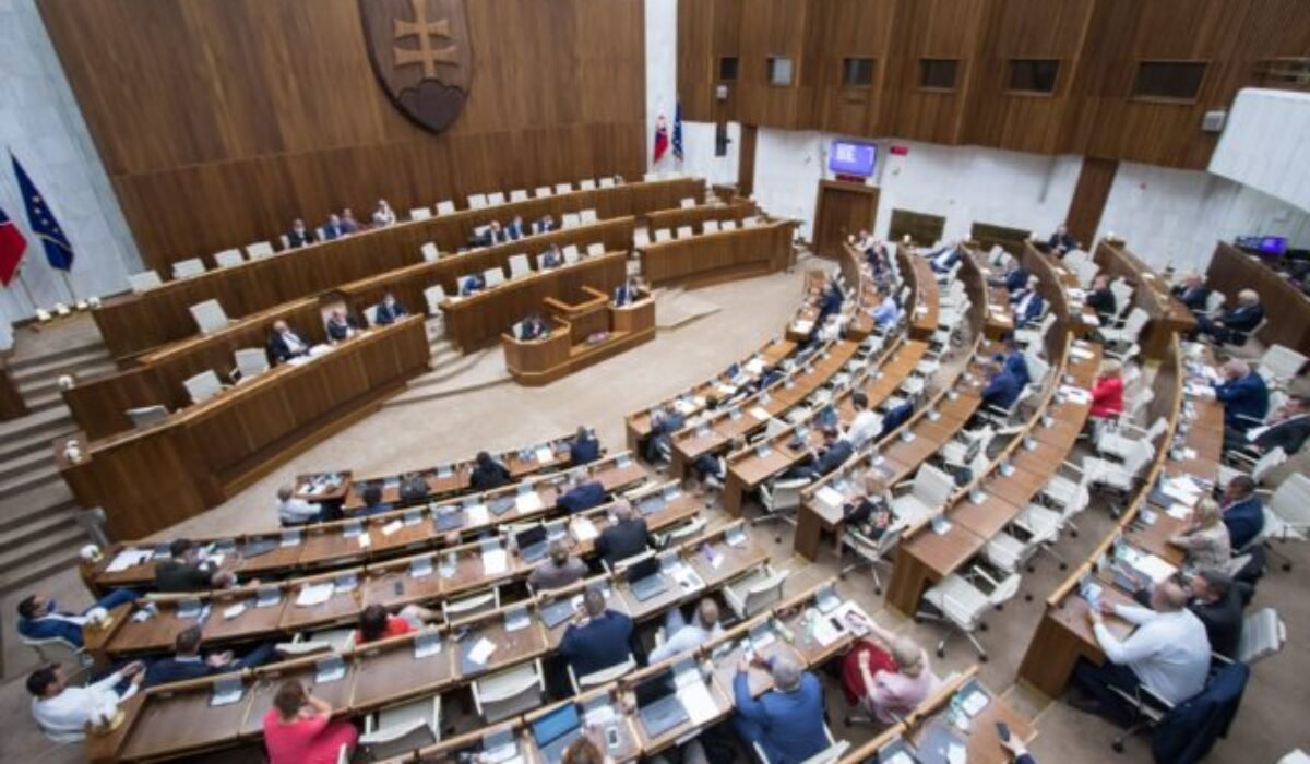 Mimovládky spustili podpisovú akciu, poslancov ňou žiadajú odmietnuť dva nebezpečné zákony