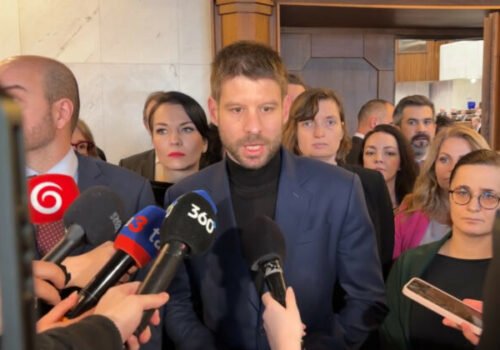 Opozícia kritizuje prelomenie Pellegriniho veta, hovorí o dokonaní diela skazy proti právnemu štátu – VIDEO