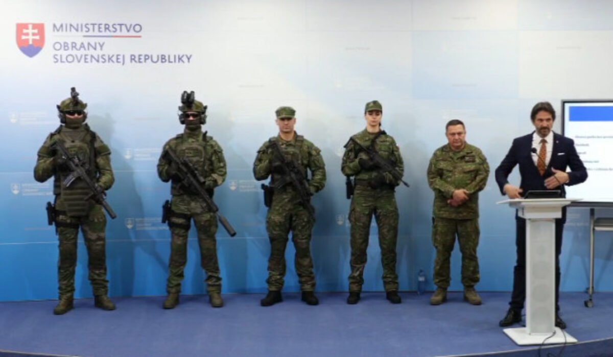 30621_kali-vystroj.jpg Kaliňák predstavil novú výstroj pre vojakov, pozostáva z približne 16 súčastí a je vyrobená na Slovensku – VIDEO