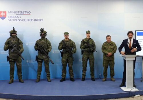Kaliňák predstavil novú výstroj pre vojakov, pozostáva z približne 16 súčastí a je vyrobená na Slovensku – VIDEO