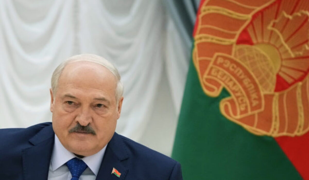 Lukašenko prepustil viac ako 100 politických väzňov vrátane nositeľa Nobelovej ceny Alesa Biaľackého