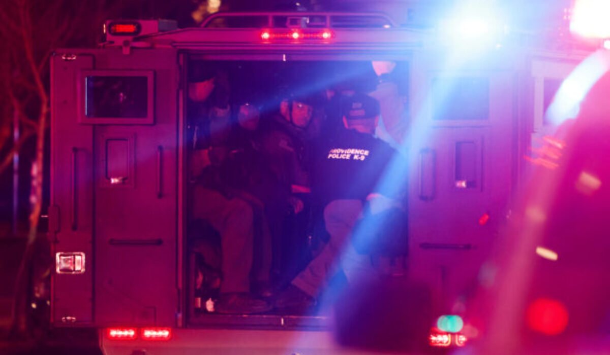 Polícia pátra po páchateľovi, ktorý zabil dvoch ľudí na univerzite v USA – FOTO