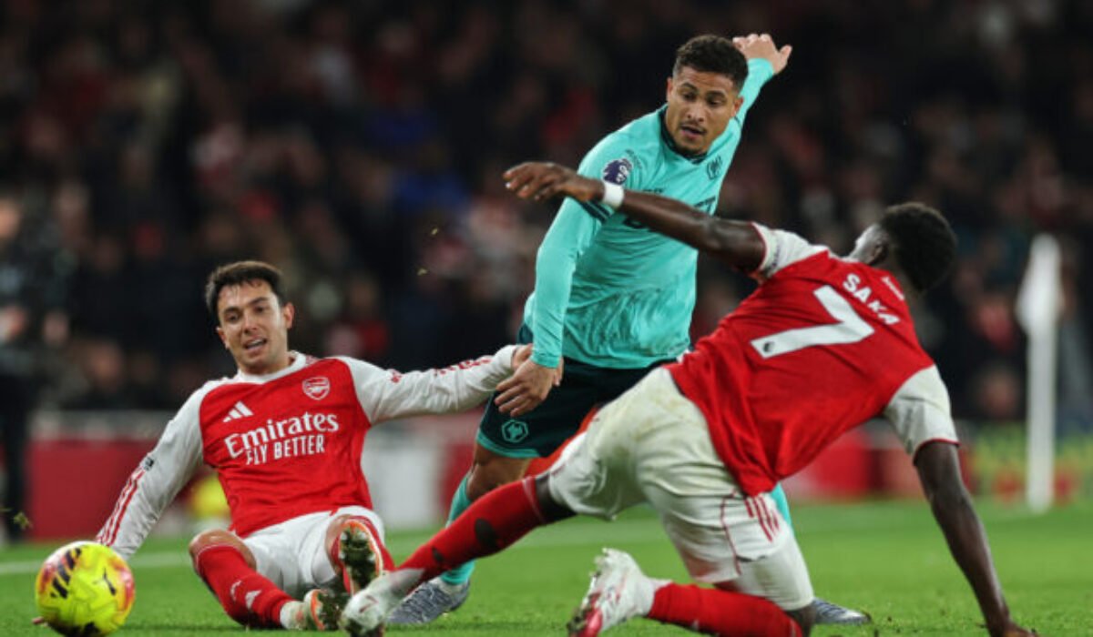 Dva vlastné góly zachránili Arsenal pred hanbou proti Wolves, Arteta priznal veľa práce