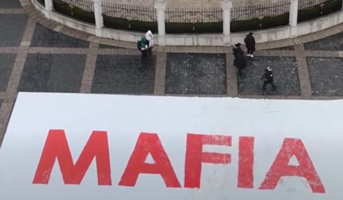 Liberáli rozložili pred Prezidentským palácom obrovský transparent s nápisom „Mafia“ – VIDEO