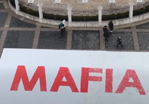 Liberáli rozložili pred Prezidentským palácom obrovský transparent s nápisom „Mafia“ – VIDEO