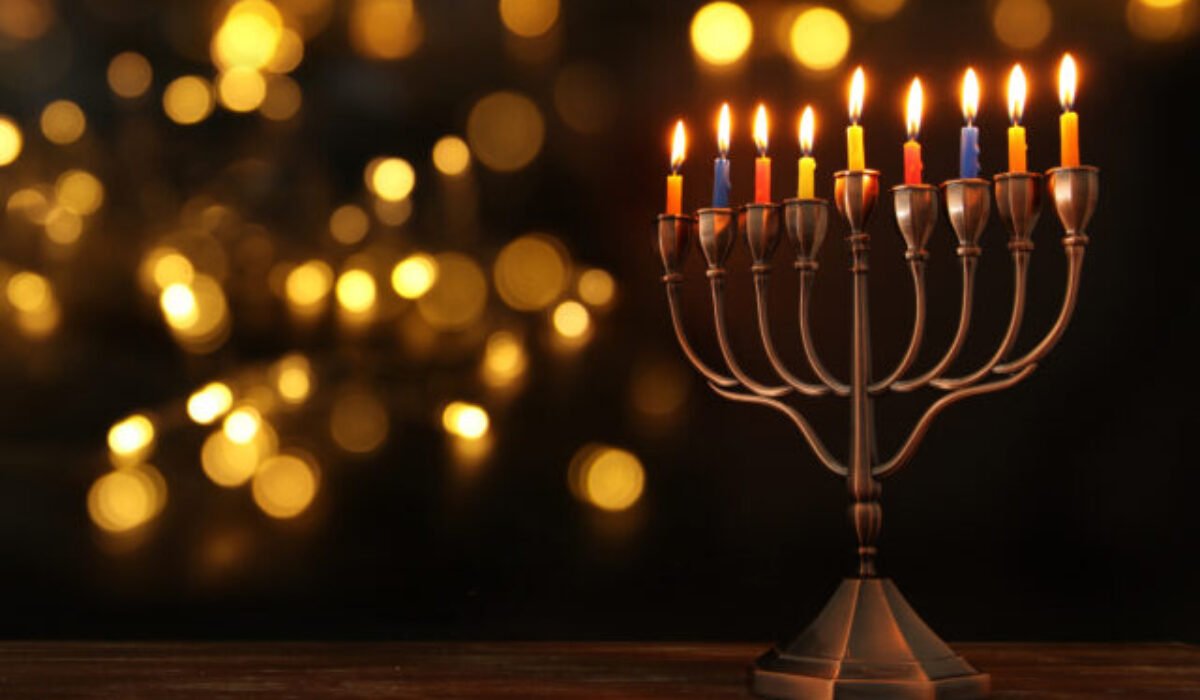 V Košiciach v nedeľu zapálili v rámci židovského sviatku Chanuka prvú sviečku na chanukiji