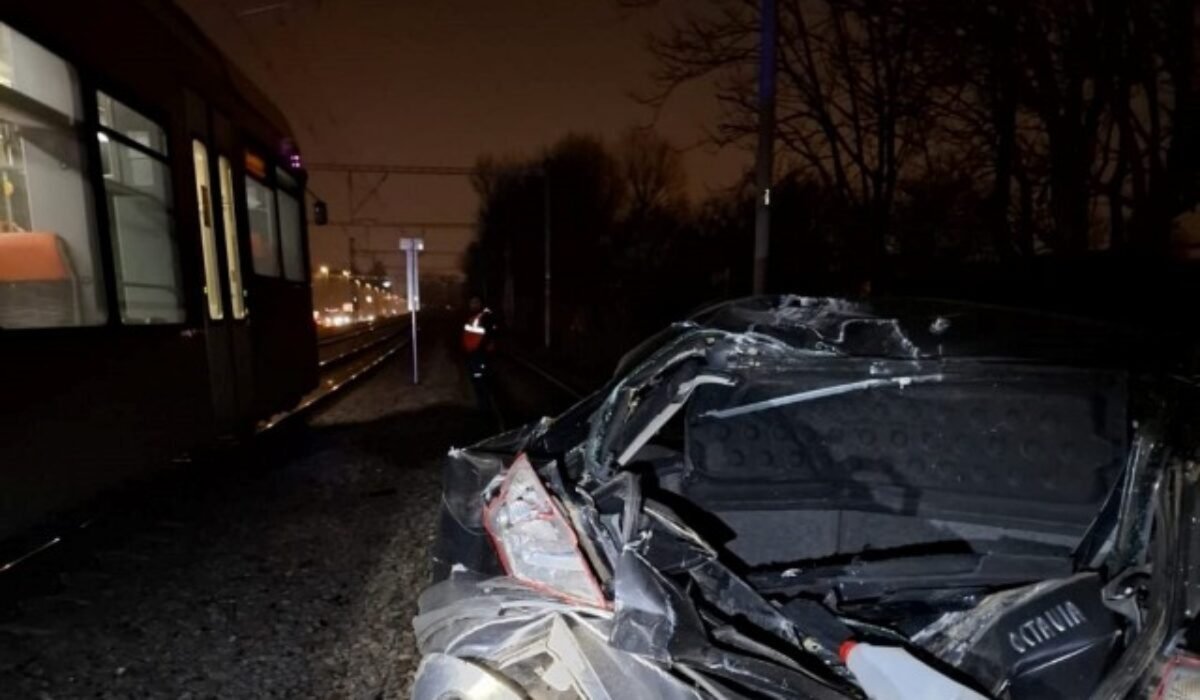 Policajti zasahovali pri zrážke vlaku s autom, vodič vošiel na koľajisko a zostal tam zakliesnený – FOTO