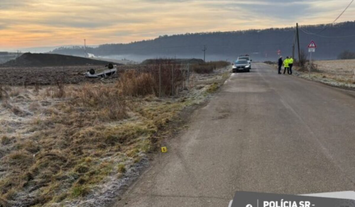 Tragická nehoda v okrese Prešov, vodič zišiel mimo cestu a auto skončilo prevrátené na streche – FOTO
