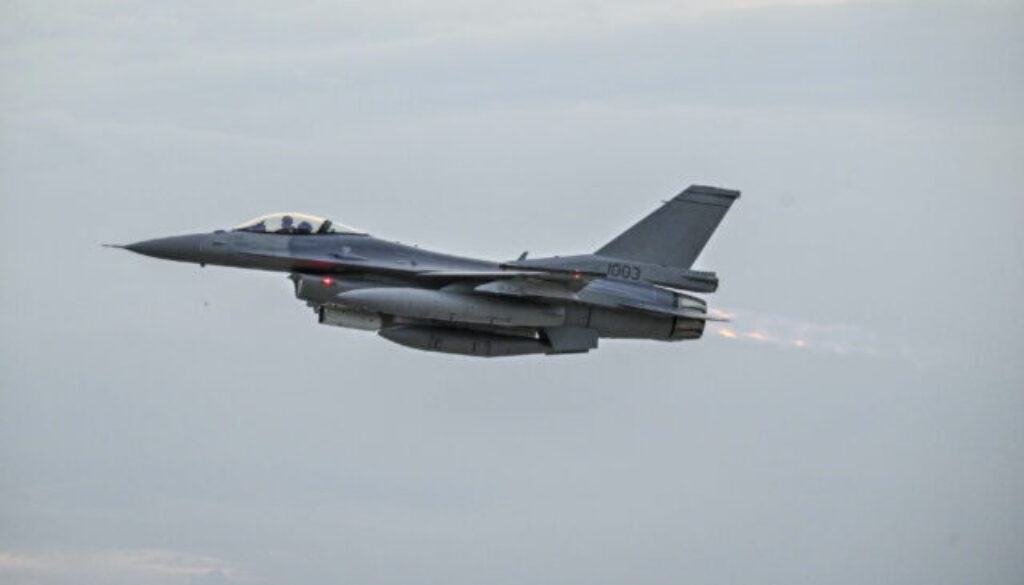 Stíhačky F-16 na vojenskom letisku v Kuchyni nepristáli, ich prílet musel byť odložený – VIDEO, FOTO