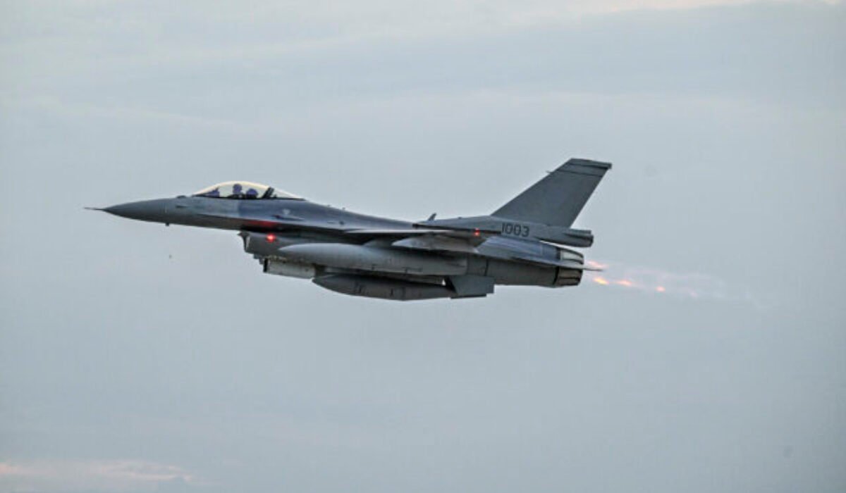 Stíhačky F-16 na vojenskom letisku v Kuchyni nepristáli, ich prílet musel byť odložený – VIDEO, FOTO