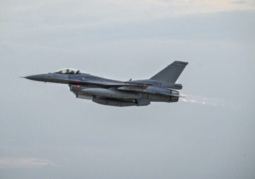 Stíhačky F-16 na vojenskom letisku v Kuchyni nepristáli, ich prílet musel byť odložený – VIDEO, FOTO