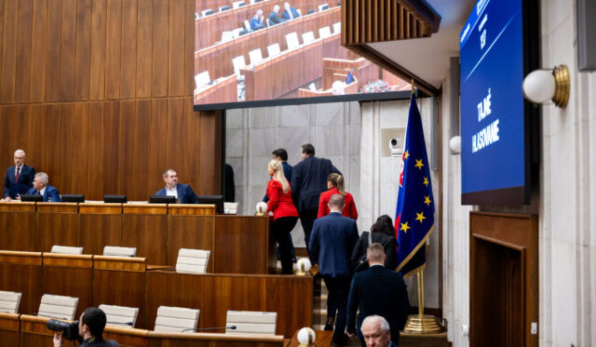 Minulotýždňové dianie v NR SR je podľa politológa potrebné vnímať v dvoch rovinách, fyzické roztržky medzi poslancami nesmú prekryť obsahovú stránku prijímaných predpisov