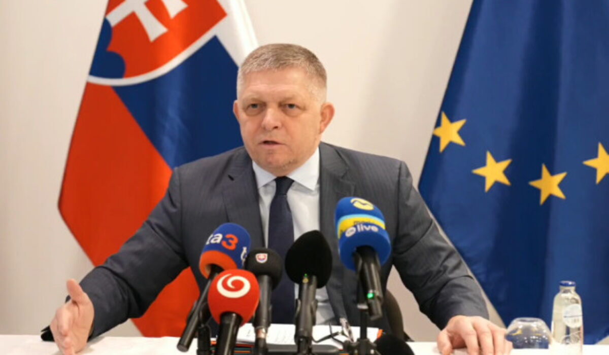 Fico sa na tlačovke rozohnil. Ukážem vám také fotky, že padnete na zadok, povedal redaktorovi – VIDEO