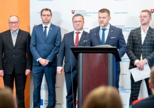 Ministerstvo investícií rozdáva predvianočné darčeky, schválilo financovanie 186 projektov malých obcí – FOTO