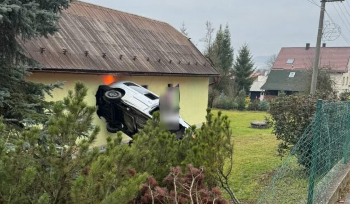 31075_600576979_1164609905841931_2989489386433088142_n-e1766237900920-640x420.jpg Opitý vodič skončil s autom v rodinnom dome, dychová skúška ukázala vyše 2 promile – FOTO