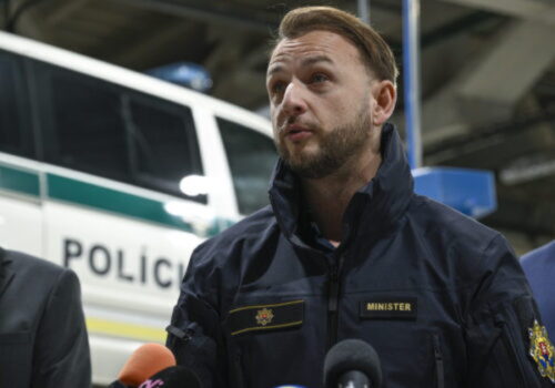 Štátu chýba takmer štyritisíc policajtov, Šutaj Eštok chce prilákať naspäť výsluhových dôchodcov