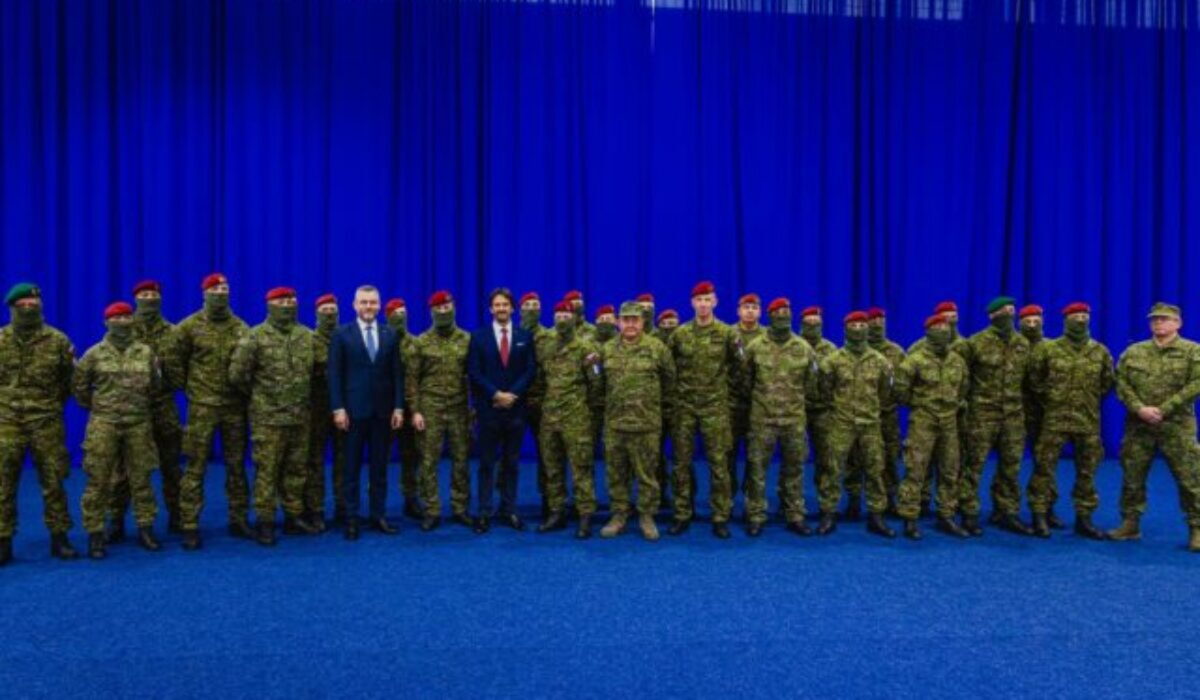 Pellegrini a Kaliňák navštívili slovenských vojakov v misii KFOR, prezident zapálil aj štvrtú adventnú sviečku – VIDEO, FOTO