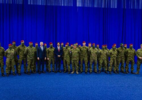 Pellegrini a Kaliňák navštívili slovenských vojakov v misii KFOR, prezident zapálil aj štvrtú adventnú sviečku – VIDEO, FOTO