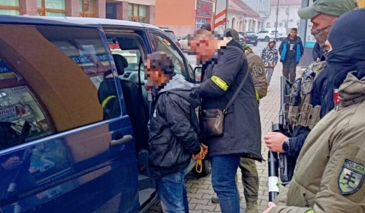 Polícia obvinila muža a ženu z obchodovania s ľuďmi, páchatelia si na mušku mali brať osoby bez domova – FOTO