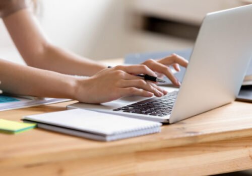 Práca pre platformy a digitálne aplikácie predbehla zákony, Tomášovo ministerstvo sa to chystá zmeniť