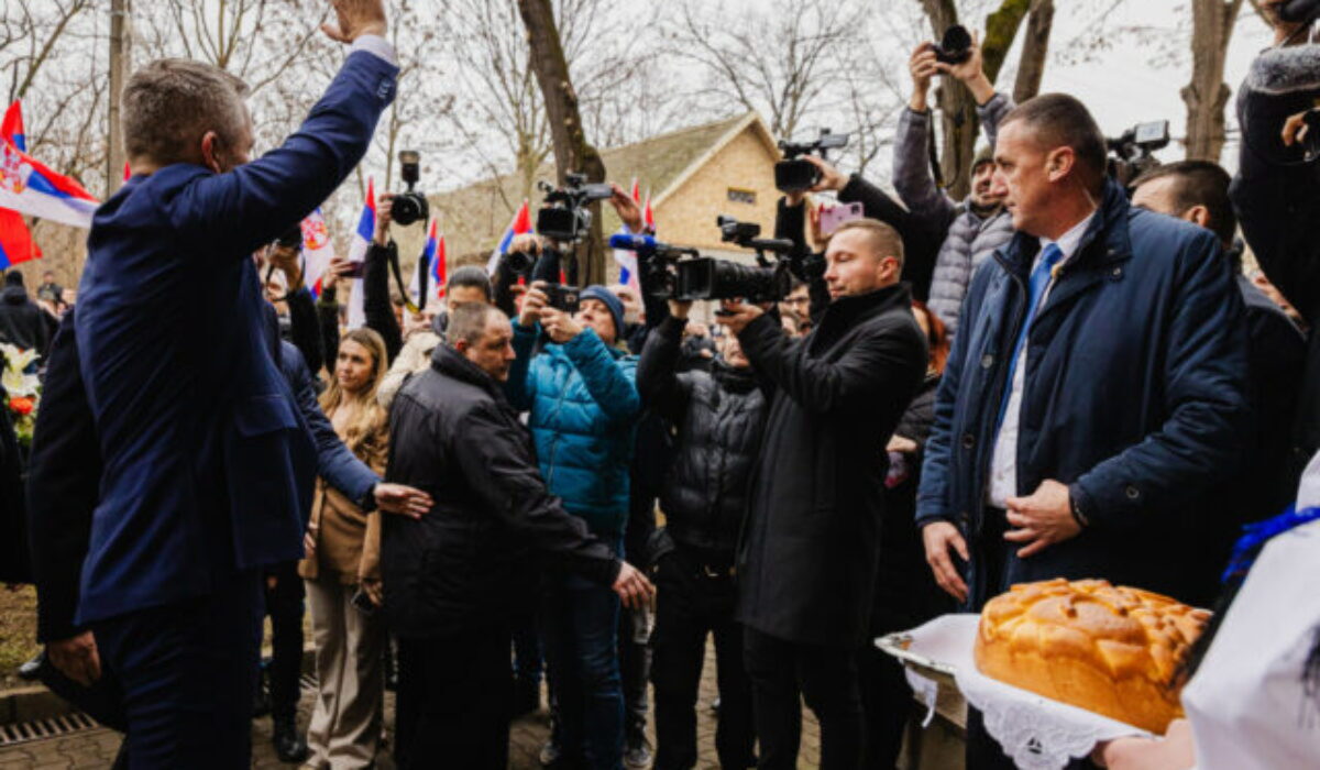 Napätie počas Pellegriniho návštevy v Báčskom Petrovci, skupinu srbských Slovákov obkľúčila polícia – VIDEO